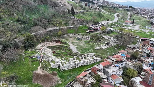 Smyrna Antik Tiyatrosu gün yüzüne çıkıyor