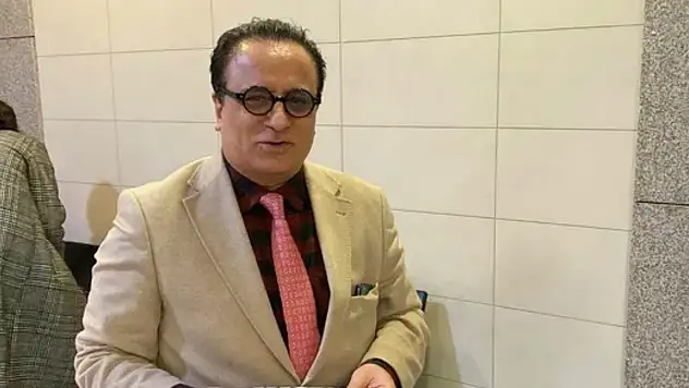 Şov dünyasının tartışmalı ismi Erol Köse hayatını kaybetti