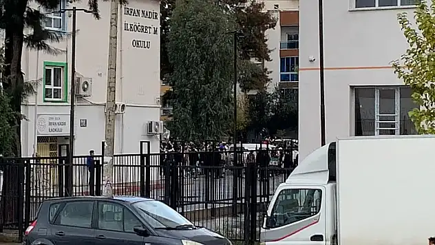 Suriyeliler İzmir'de sokağa döküldü: Okul bahçesinde kutlama