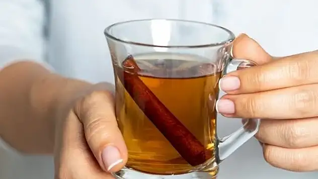 Suya bir tutam tarçın atmak yeterli, oturduğunuz yerden yağları eritiyor