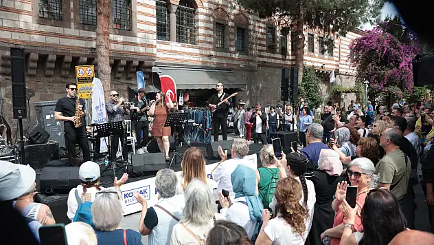 Tarihi Kemeraltı sokaklarında şenlik coşkusu