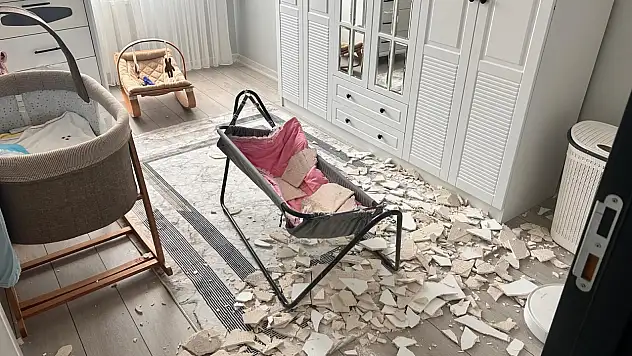 Tavan sıvası beşiğin üzerine çöktü