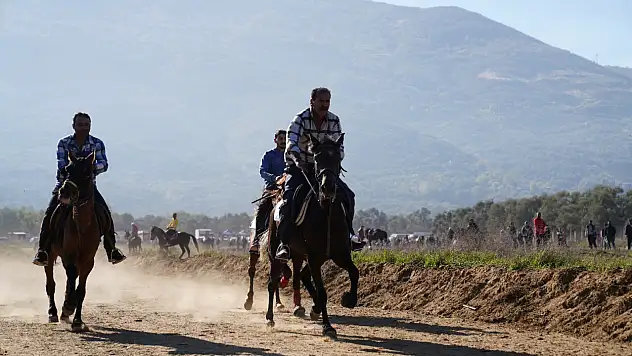 Tire'de geleneksel rahvan at yarışları coşkuyla gerçekleşti