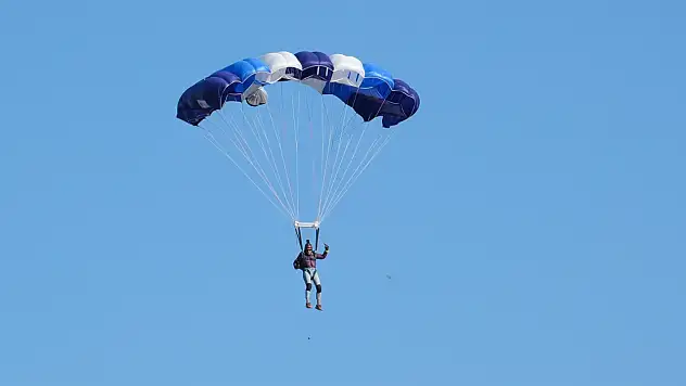 Tire'de yamaç paraşütü yarışması: Başkan Okuroğlu da atladı