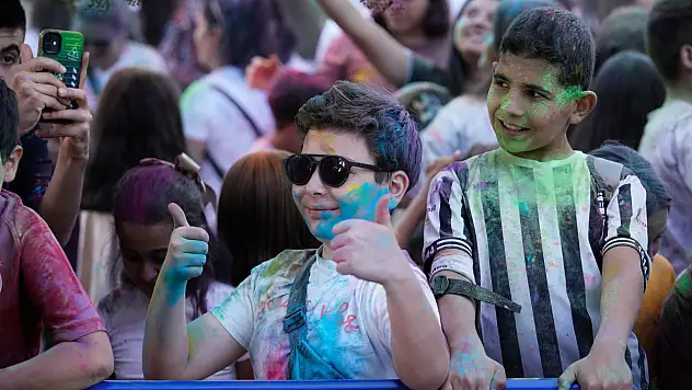 Tireli gençler 19 Mayıs'ı rengarenk kutladı