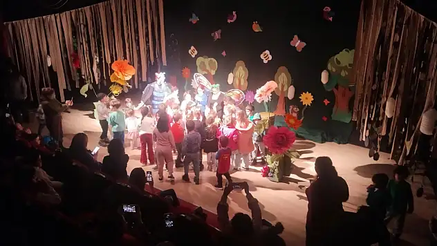 'Tobi ile Lumi' Ayvalık Belediye tiyatrosu sahnesinde çocuklardan tam not aldı