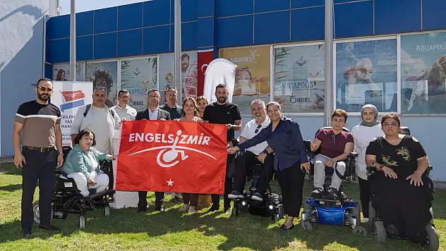 Torbalı Belediyesi Aquapolis'in Kırmızı Bayrağı göndere çekildi