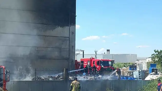 Torbalı'da geri dönüşüm tesisinde yangın paniği