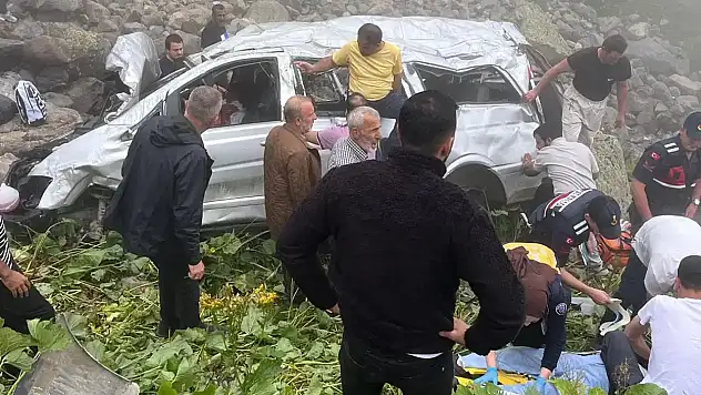 Trabzon'da turist minibüsü uçuruma yuvarlandı: 2 ölü, 4 yaralı