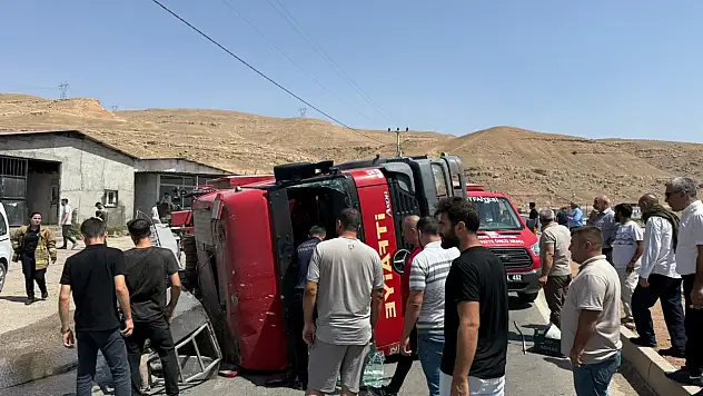 Trafik kazası geçiren itfaiye erleri yaralı halde yangına müdahale etti