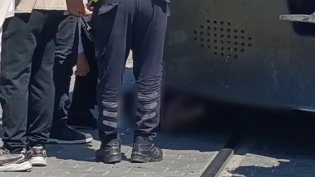 Trenin altında kalan yaya ağır yaralandı