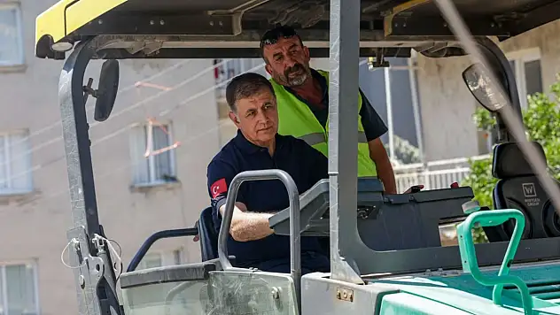 Tugay direksiyon başına geçti, asfalt mesaisini sahada yönetti