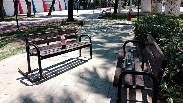 Ulus Parkı'nda banklar söküldü, vatandaşlar tepkili 'Kamu malına yazık ediliyor'