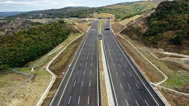 Yangın müdahalesi sürerken bazı yollar trafiğe kapatıldı