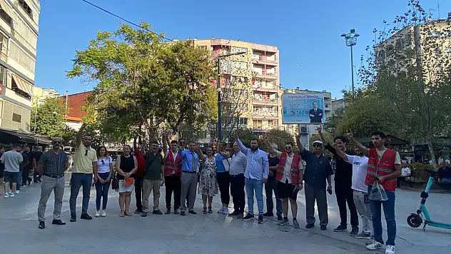 Zafer Partisi'nden Bornova'da esnaf ziyareti: 'Halkın yanında olmaya devam edeceğiz'
