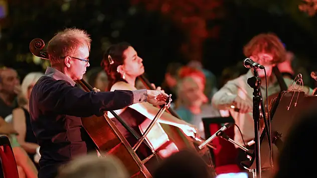 Zeytin ağaçlarının gölgesinde notalar dolaştı: MAV Cello Ensemble İzmirli sanatseverlerle buluştu