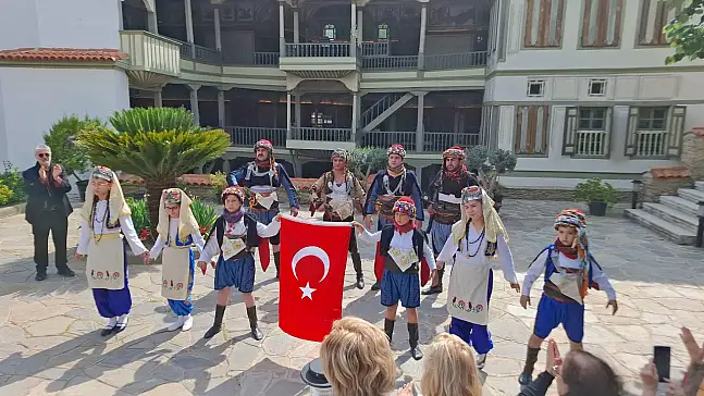 Birgi'de zeybek şöleni büyüledi
