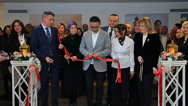 İzmir'de 'Sanatın Diliyle Değerlerimiz' sergisi ziyarete açıldı