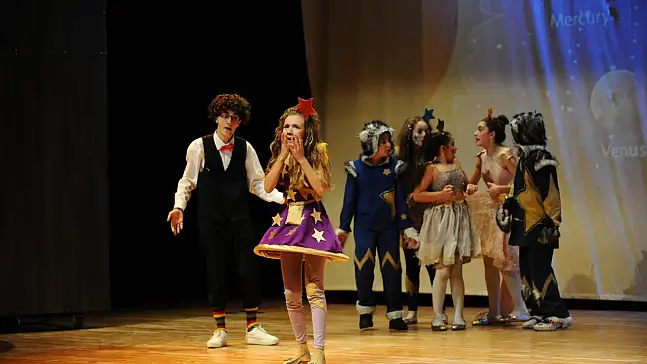 Karşıyaka Belediye Tiyatrosu yeni sezonda iki farklı oyunla sahneye çıkıyor