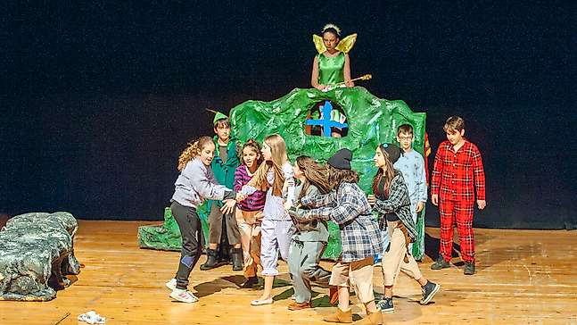 Karşıyaka Belediye Tiyatrosu yeni sezonu, Peter Pan, ile açtı
