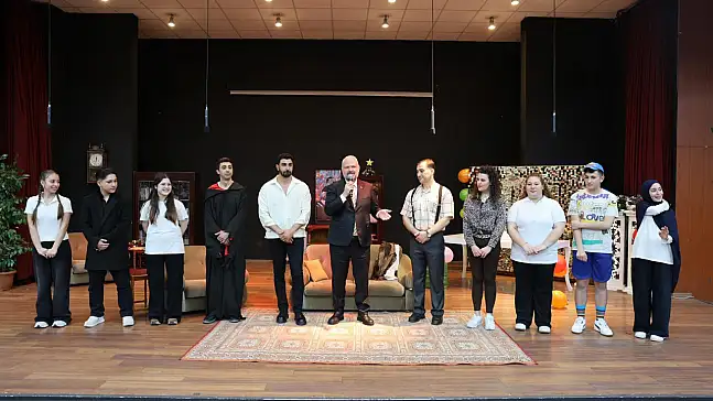 Menemen'de tiyatro coşkusu: Dünya Tiyatrolar Günü sahneyle kutlandı