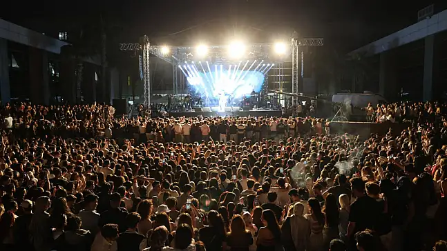 Pehlivan gençlerle aynı sahnede