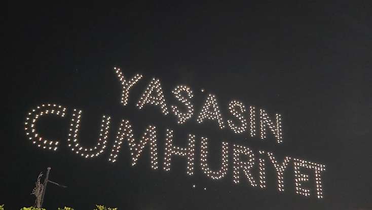 Cumhuriyet Bayramı’nda İzmir Körfezi ışıl ışıl oldu