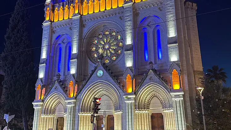 Nice’te mavi ve altın ışıklarla yükselen Sainte-Réparate Katedrali