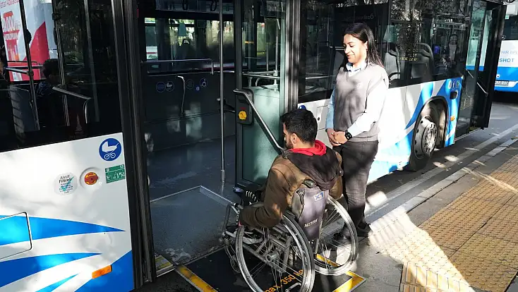 Tekerlekli sandalye kullanıcıları için otobüs şoförüne anlık bildirim dönemi