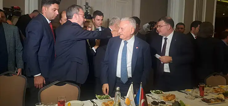AK Parti İzmir'den vefa sofrası: Siyaset ve teşkilat iftarda buluştu