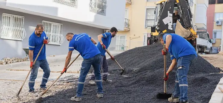 Asfalt ordusu sahada: Balçova'nın yolları adım adım yenileniyor!