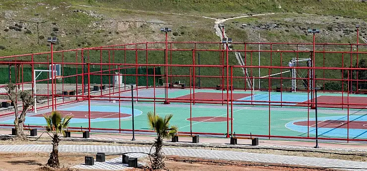 Bayraklı'da Ferdi Zeyrek Spor Kompleksi'nde çalışmalar tamamlanma aşamasında