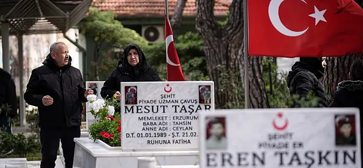 Bayram sabahı İzmir'de şehitlikte hüzün ve gurur buluştu