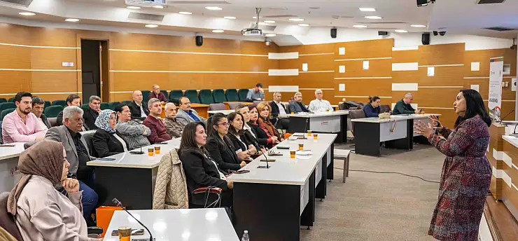 Bornova'da muhtarlar akademisi sona erdi: Dijital dönüşüm ve eğitim vurgusu