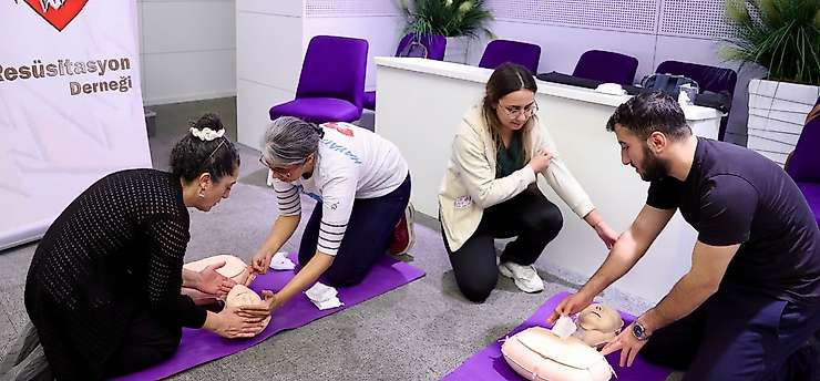 Buca Belediyesi çalışanına Taşınabilir Şok Cihazı eğitimi