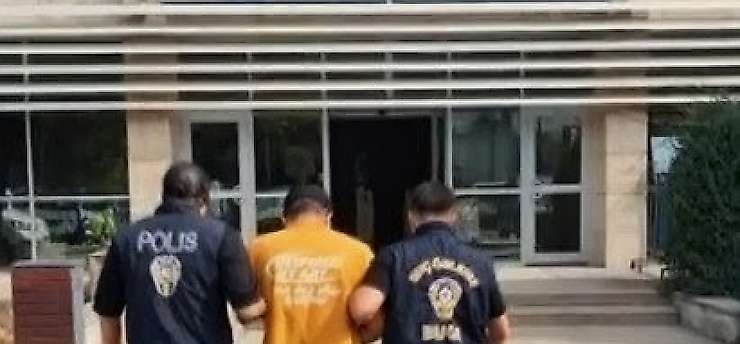 Buca'da 37 yılı aşkın hapis cezası bulunan 2 firari yakalandı
