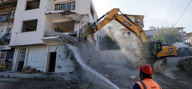 Buca Onat Tüneli'nde 26 riskli yapı yıkıldı