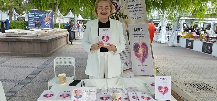 Derya Durmaz'ın 'Aura'sı İZKitap'ta okuyucuyla buluştu