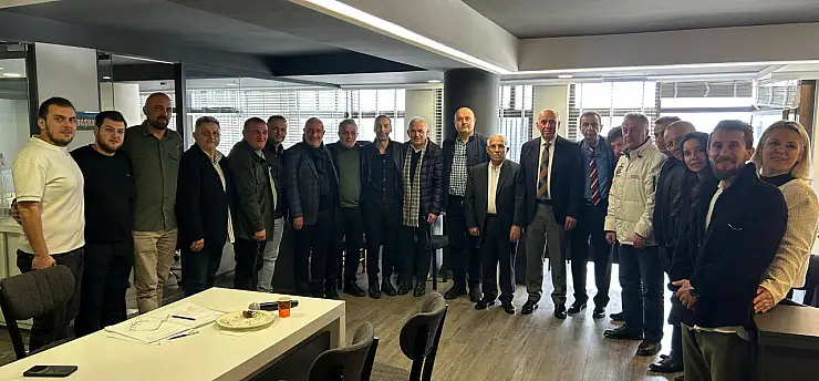 Ege Bölgesi Rize Dernekleri Federasyonu'nda Mehmet Topaloğlu güven tazeledi