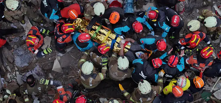 Fatih'te doğal gaz patlaması iki binayı yıktı: 1 ölü, 10 yaralı