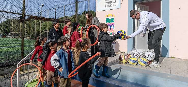 İzmir Büyükşehir Belediyesi'nden okullara 37 milyon TL'lik spor malzemesi desteği