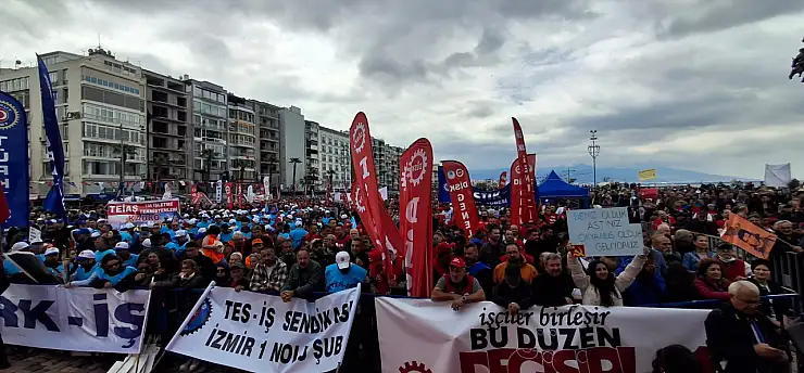 İzmir'de 1 Mayıs coşkusu Gündoğdu Meydanı'nda devleşti: Sokaklar emek sesli koroya dönüştü