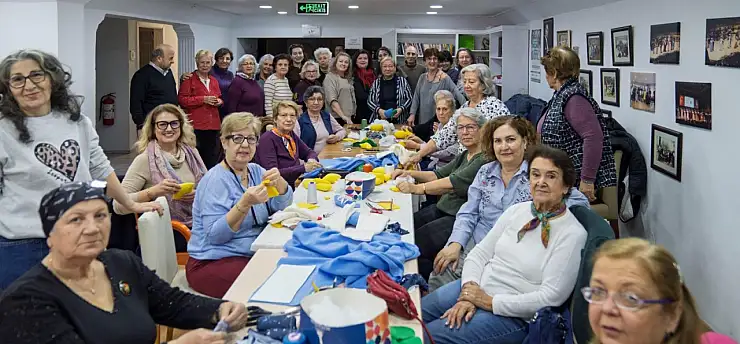 İzmir'de anlamlı dayanışma: Büyüklerden bebeklere el emeği oyuncak