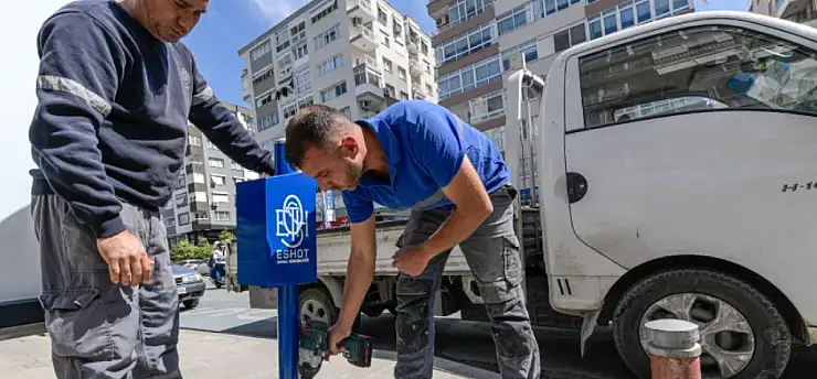 İzmir'de duraklara yeni nesil çöp kovaları geliyor