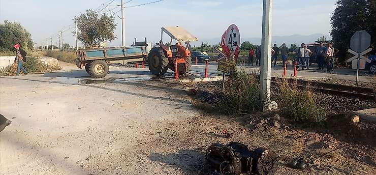 İzmir'de hemzemin geçitte kaza: Yolcu treni traktöre çarptı