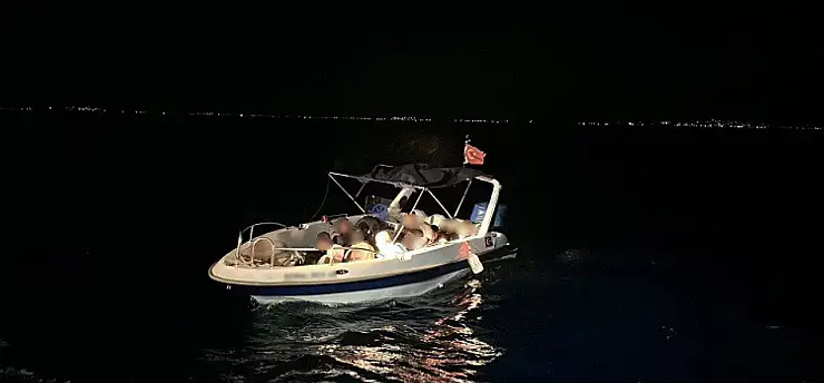 İzmir'de iki ayrı operasyon: 56 düzensiz göçmen yakalandı