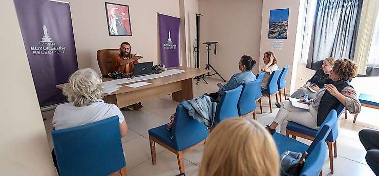 İzmir'de kalemler konuşuyor: Yazarlık atölyeleri başladı