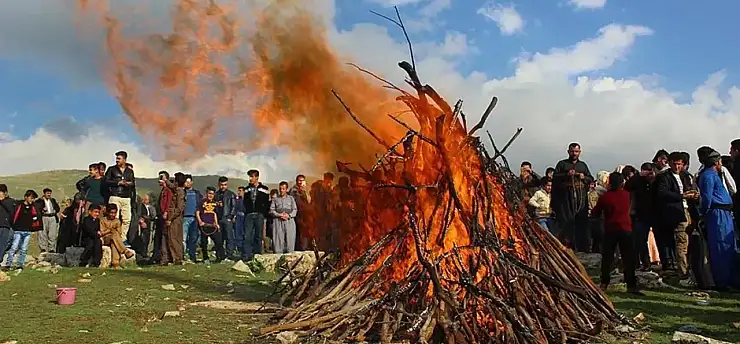 İzmir'de Newroz günü: Alanlar 22 Mart'a hazırlanırken 21 Mart'ta çağrılar yükseldi