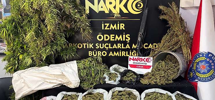 İzmir'de uyuşturucu operasyonları: 62 bin hap ve 7,6 kilo esrar ele geçirildi