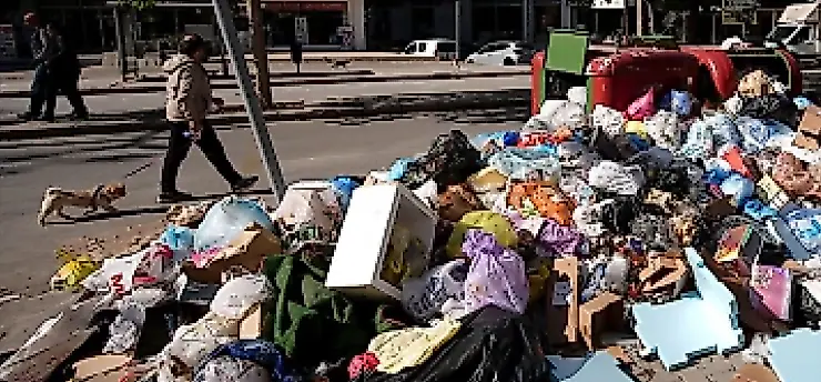 İzmir Karşıyaka'da çöp tepkisi! Mahalle sakinleri kokudan şikâyetçi